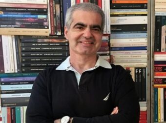 Βασίλης Παπαθεοδώρου: Πώς τα περνά με 19 άτομα στον ίδιο θάλαμο στις φυλακές Τρίπολης