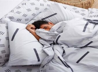 Θα σας λύσει τα χέρια: Σε μόλις 1 λεπτό θα βάλετε το πάπλωμα μέσα στην παπλωματοθήκη (Video)