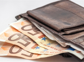 Απίστευτο: Χάλασε το καζανάκι στο καφέ και μέσα βρήκε το πορτοφόλι πασίγνωστου Έλληνα εφοπλιστή