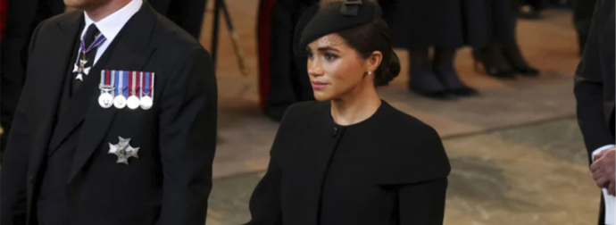 Χολή ξανά για Μέγκαν Μαρκλ: Τι έκανε γύρω από το φέρετρο της Ελισάβετ και τα άκουσε [φωτο]