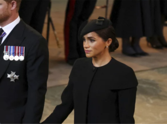 Χολή ξανά για Μέγκαν Μαρκλ: Τι έκανε γύρω από το φέρετρο της Ελισάβετ και τα άκουσε [φωτο]