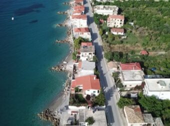 Το Μαϊάμι της Ελλάδος: Το Ελληνικό χωριό που κάθε σπίτι έχει τη δική του παραλία