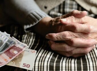 Έφτασε η ώρα να βρεθούν οι συνταξιούχοι στα ΑΤΜ – Ποιοι προηγούνται αύριο στις πληρωμές