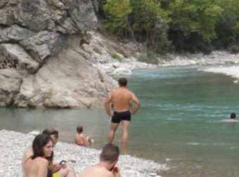 Τρίκαλα: «Παραλία» στο βουνό – Το μικρό γραφικό χωριό Γαρδίκι μεταμορφώθηκε σε εξωτικό νησί