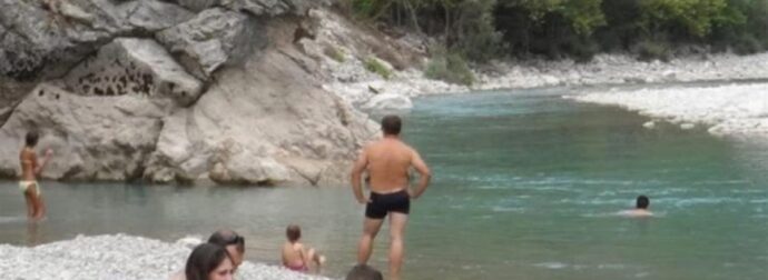 Τρίκαλα: «Παραλία» στο βουνό – Το μικρό γραφικό χωριό Γαρδίκι μεταμορφώθηκε σε εξωτικό νησί