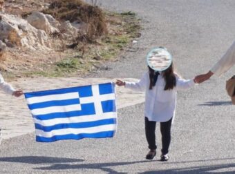 Γαύδος: Συγκινούν οι δυο μικροί μαθητές που παρέλασαν περήφανα στο νησί
