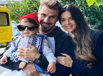 O Άκης Πετρετζίκης έντυσε τσολιά τον μικρό Αχιλλέα και ευχήθηκε «Χρόνια πολλά» στους Έλληνες