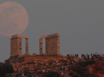 Μαγική εικόνα: Η υπερπανσέληνος στο ναό του Ποσειδώνα στο Σούνιο