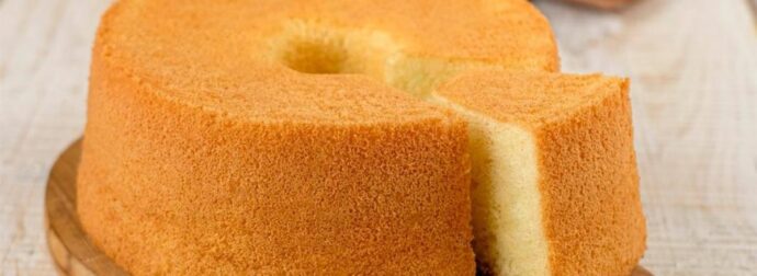 Το κέικ της… τεμπέλας: Με μόνο 2 κινήσεις και 3 υλικά από το ντουλάπι, για να φτιάξετε ένα γλυκάκι στα γρήγορα