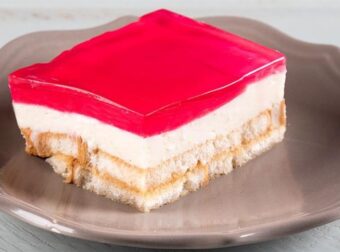 Το πιο δροσερό κι εύκολο γλυκό ψυγείου: Με φρυγανιές και 0 θερμίδες, για να φτιάξετε κάτι στα γρήγορα