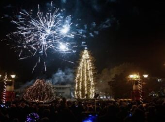 Τρίκαλα: Φωταγωγήθηκε το ψηλότερο φυσικό χριστουγεννιάτικο δέντρο της Ελλάδας