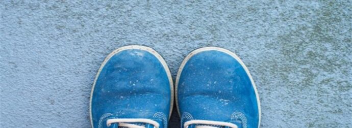 Έπεσε χλωρίνη στα παπούτσια σας; Δείτε πώς θα τα κάνετε σαν καινούρια στο πιτς φιτίλι!