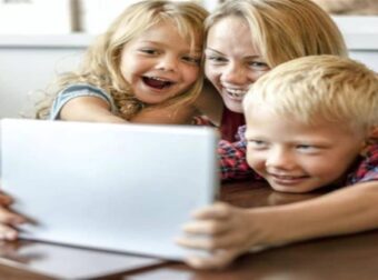 35χρονη ανύπαντρη μητέρα υιοθέτησε ένα κοριτσάκι 4 ετών – Ήταν πολύ χαρούμενη μέχρι… που έπιασε στα χέρια της έναν περίεργο φάκελο