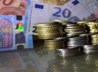 Οικονομικό “οξυγόνο” στην τσέπη: Αυξήσεις σε συντάξεις, επιδόματα και μισθούς – Αναλυτικά οι δικαιούχοι (Video)