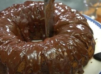 Σκέτη κόλαση: Εύκολο κέικ με ρευστή σοκολάτα στο εσωτερικό του