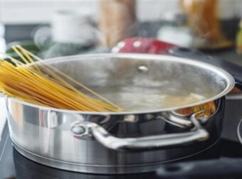 Τέρμα το παίδεμα στην κουζίνα: Το απόλυτο viral κόλπο για το σούρωμα των μακαρονιών!