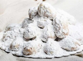 Ο δεκάλογος του τέλειου κουραμπιέ: Πώς να μην διαλύεται στο χέρι αλλά να μην είναι και πέτρα