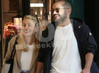 Άβαφη, με μαύρα γυαλιά ηλίου και πορτοκαλί σετ – “Λάμπει” στο πλευρό του Στέλιου Μανουσάκη η Μαρία Ηλιάκη