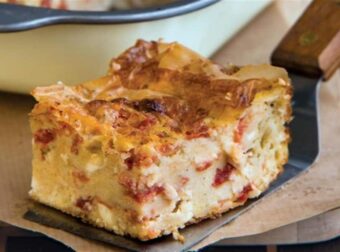 Λαχταριστή πατσαβουρόπιτα της γιαγιάς με τυριά και ντομάτα