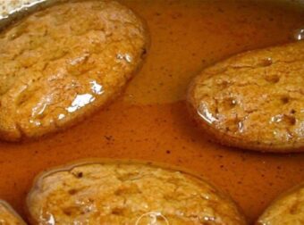 Σιρόπι για μελομακάρονα: Τα απόλυτα κόλπα για να βγει τέλειο