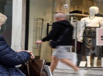 Πότε ξεκινούν οι χειμερινές εκπτώσεις – Ποιες Κυριακές του 2023 θα είναι ανοιχτά τα μαγαζιά;