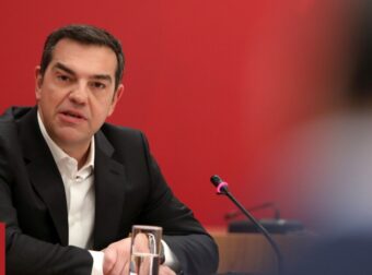 Ο «Ανένδοτος» του ΣΥΡΙΖΑ – Πώς έφτασε ο Τσίπρας στην απόφαση αποχώρησης από τις ψηφοφορίες στη Βουλή