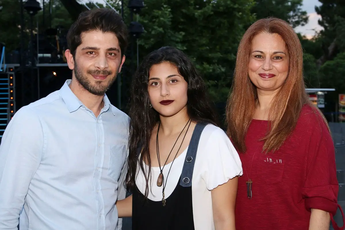 Καθηγήτριά του, αρκετά χρόνια μεγαλύτερή του: Αυτή είναι η σύζυγος του Χρήστου Σπανού & μητέρα της 21χρονης Μαρίνας