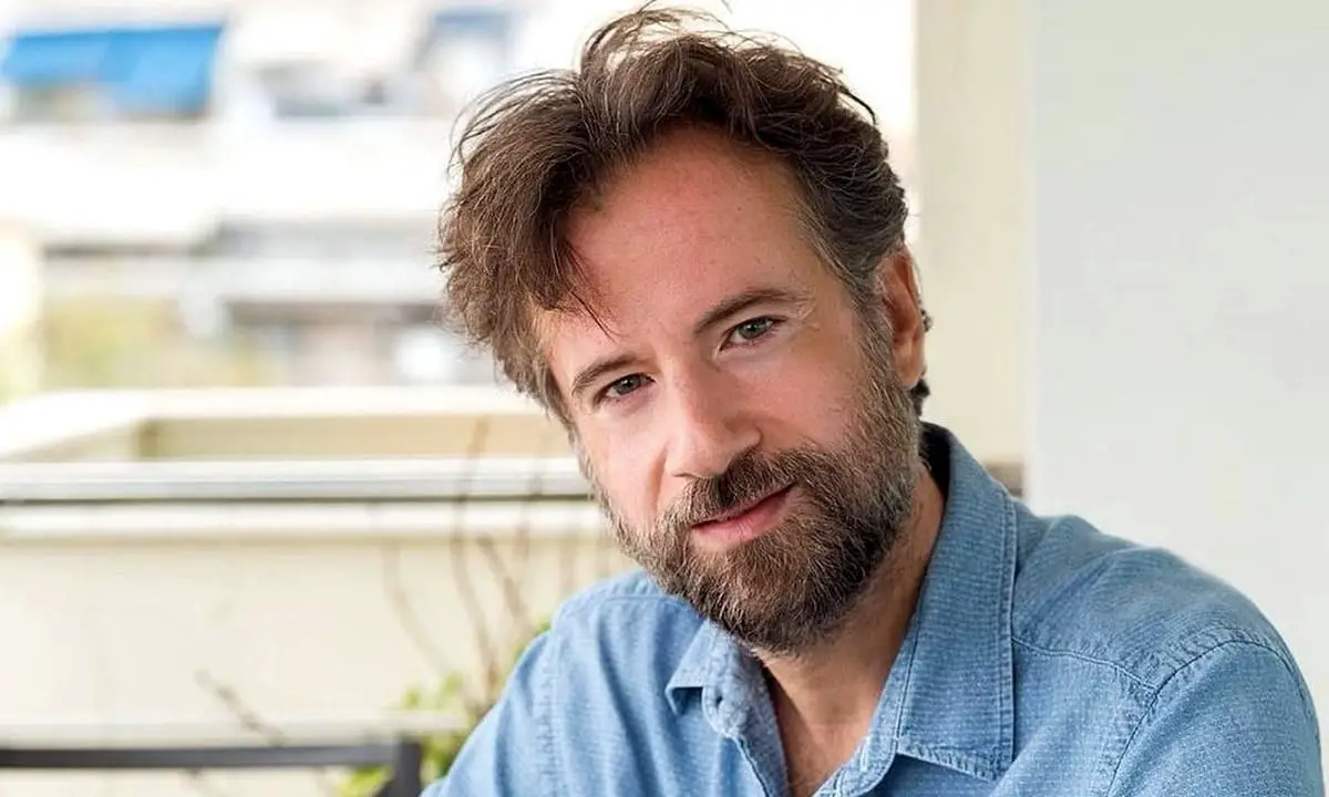 “Μου παρουσιάστηκε πριν 20 χρόνια, όλοι κουβαλάμε έναν σταυρό”: Συγκινεί ο Κωστής Μαραβέγιας για την σπάνια πάθηση