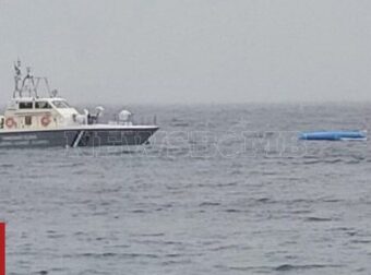 Λέρος: Οι γιατροί επανέφεραν στη ζωή το βρέφος – Μια νεκρή από το ναυάγιο, 41 διασωθέντες