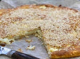 Σουσαμένια παριανή τυρόπιτα από την Αργυρώ Μπαρμπαρίγου με φέτα, γιαούρτι και 1 υλικό έκπληξη