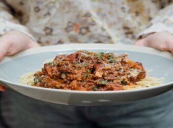 Μακαρόνια όπως δεν τα έχετε ξαναφάει: Vegan μπολονέζ με φανταστικό κιμά από φακές