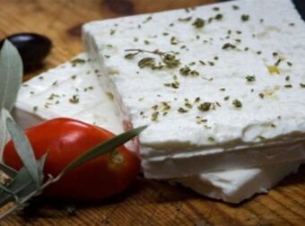 Τα τεχνάσματα της γιαγιάς: Το παλιό κόλπο για να διατηρείτε φρέσκια την φέτα ακόμα και για μήνες