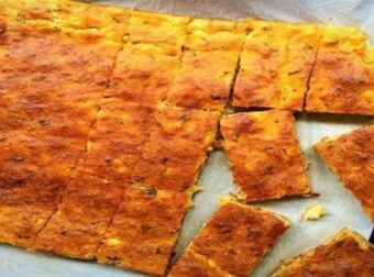 Απ’ το ταψί της γιαγιάς στο πιάτο σε 10 λεπτά: Η τυρόπιτα χωρίς φύλλο που θα λατρέψετε!