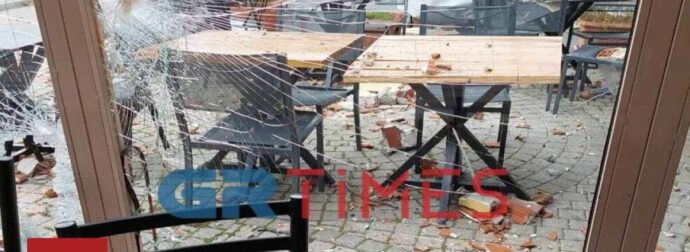 Κακοκαιρία Μπάρμπαρα – Κομοτηνή: Τούβλα από ταράτσα έπεσαν σε καταστήματα εστίασης (vid)
