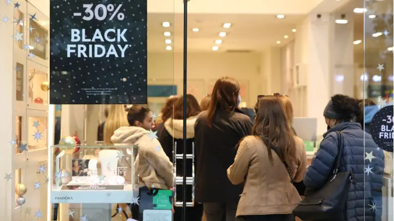 Φιάσκο η Black Friday: «Πέρυσι έκανε 350 ευρώ και σήμερα 370» – Οι αντιδράσεις καταναλωτών – Δείτε video