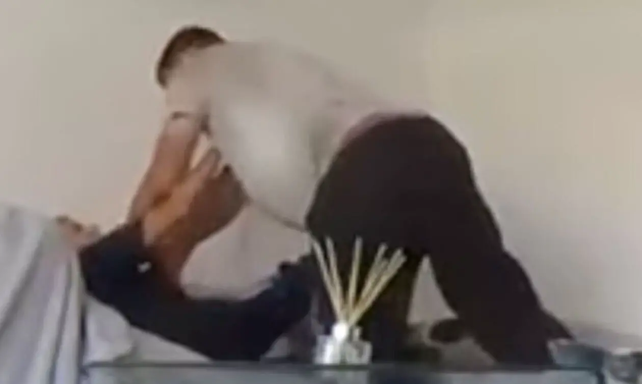 Βίντεο που δείχνει τον 40χρονο να προσπαθεί να στραγγαλίσει την πρώην του – «Θα πεθάνεις στα χέρια μου»