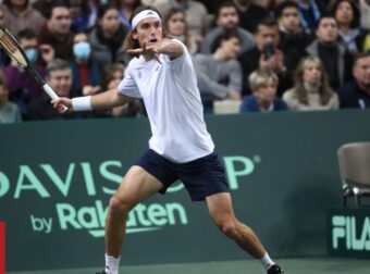 Davis Cup: Η στιγμή που το μήνυμα του 112 ήχησε σε ολόκληρο το ΟΑΚΑ ενώ έπαιζε ο Τσιτσιπάς