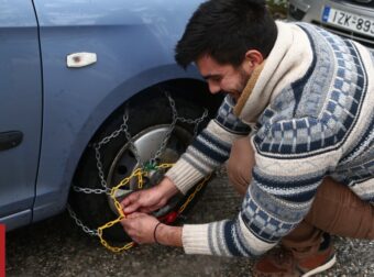 Κακοκαιρία Μπάρμπαρα: Πώς τοποθετούνται αλυσίδες και χιονοκουβέρτες στα αυτοκίνητα