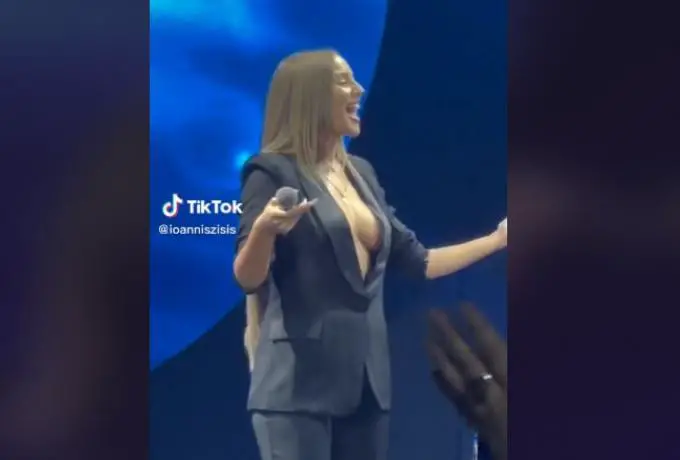 Χάζεψε κόσμο η Ανδρομάχη: Τα επικά σχόλια που συνόδευσαν το τραγούδι που… δεν άκουσε κανείς (video)!