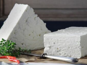 Τίποτα δεν πάει χαμένο: Το έξυπνο tip για να μη μουχλιάσει ποτέ ξανά η φέτα στο ψυγείο