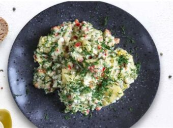 Τώρα που ανοίγει ο καιρός – Πανεύκολη και δροσιστική πατατοσαλάτα από την Αργυρώ Μπαρμπαρίγου