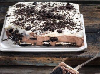 Συνταγή για αρχάριους – Γλυκό ψυγείου “κόλαση” με γεμιστά μπισκότα και κρέμα