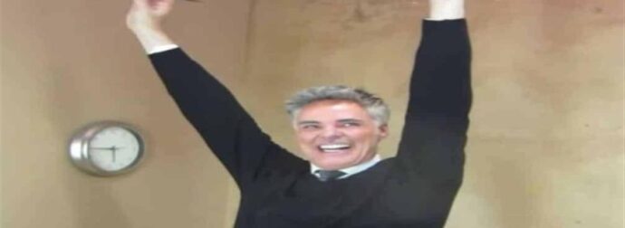 Κομμωτής κουρεύει κοντά τα μαλλιά 43χρονης – Λίγη ώρα μετά το αποτέλεσμα και η αντίδρασή της θα σας αφήσουν άφωνους