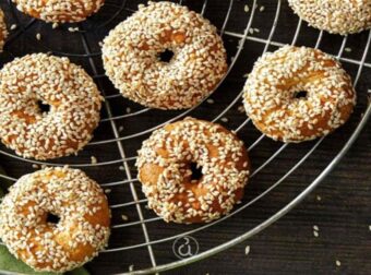 Ετοιμάζονται γρήγορα: Νηστίσιμα μπισκότα με φρέσκο χυμό πορτοκαλιού – Είναι πολύ τραγανά