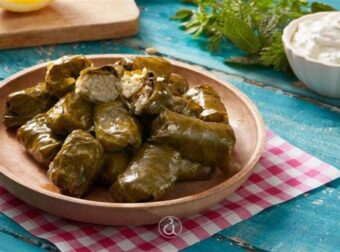 Δεν πρέπει να λείπουν από το τραπέζι της Καθαράς Δευτέρας – Ντολμαδάκια γιαλαντζί με σος γιαουρτιού