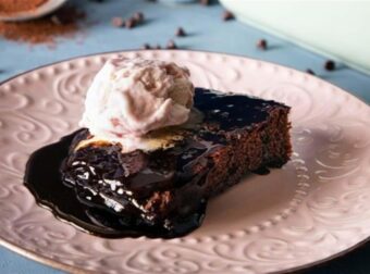 Δεν θέλει καν μίξερ: Σιροπιαστή και λαχταριστή σοκολατόπιτα στιγμής χωρίς αυγά, της Αργυρώς