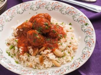 Πολίτικα ζουμερά σουτζουκάκια με σκόρδο και κύμινο