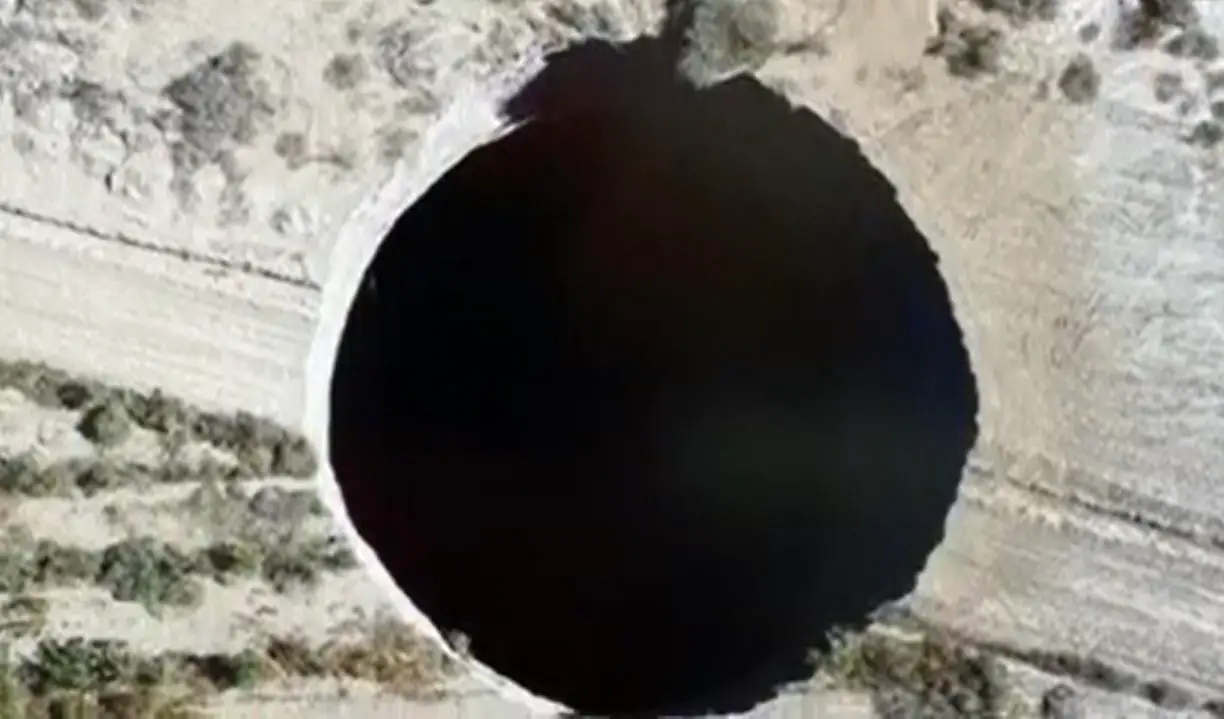 Μυστήριο με γιγαντιαία μαύρη τρύπα που άνοιξε ξαφνικά στο έδαφος (video)