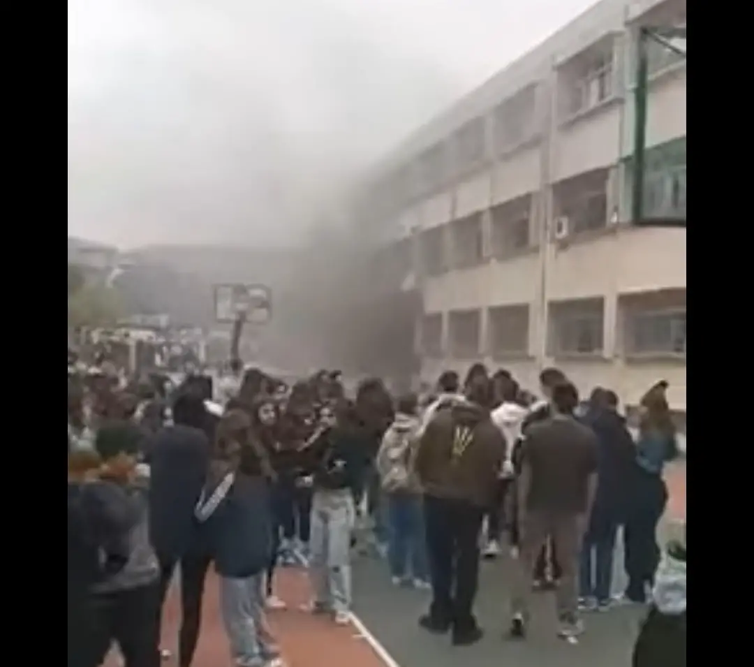Φωτιά σε Λύκειο της Κοζάνης – Πρόλαβαν και βγήκαν έξω οι μαθητές (φωτο, video)