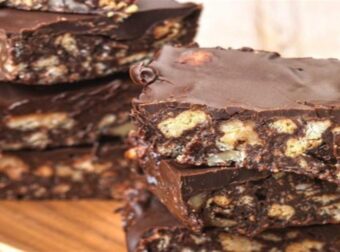 Μωσαϊκό του 10λεπτου: Το αγαπημένο γλυκό ψυγείου σε μια συνταγή… τσακ-μπαμ